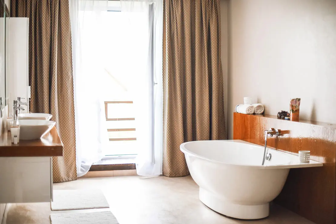 Salle de bain avec des murs et un sol en béton ciré beige à Mont-de-Marsan